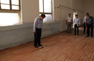 Шерзод Шерматов чекка ҳудудларидаги мактабларни ўрганяпти