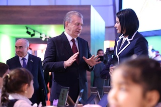 Президент янги авлод дарсликлари билан танишув жараёнида халқаро тажриба синови дарслари билан танишди