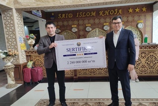 Азиз Абдуҳакимов Хивадаги янги меҳмонхонага субсидия сертификатини топширди
