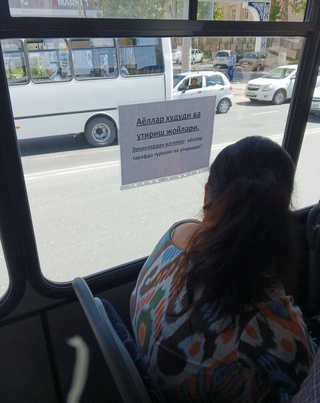 Тошкентдаги автобус салонига илинган эркак ва аёлларни ажратиб туриш акс этувчи эълон бўйича расмий муносабат билдирилди