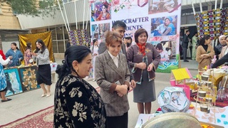 В Навоийском пединституте прошла весенняя студенческая ярмарка ремесел