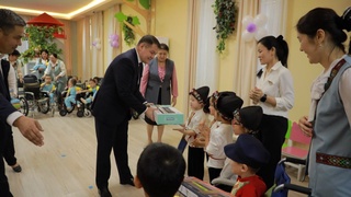 Балалардың қуўанышын бөлисти