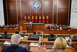 Обязать чиновников знать кыргызский. Парламент Кыргызстана одобрил законопроекты о госязыке