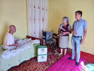 Бухоролик Ҳасан ота Шароповга ногиронлик аравачаси берилди