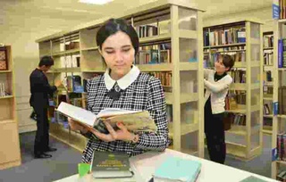 Ҳазрати китоб оғушида