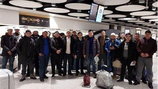 24 узбекских трудовых мигранта прибыли для сезонной работы на британских сельскохозяйственных фермах