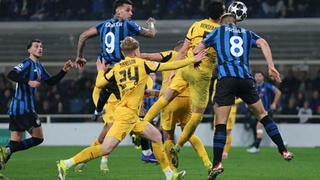 «Аталанта» вырвалась в матче с «Боруссией» с тремя удалениями