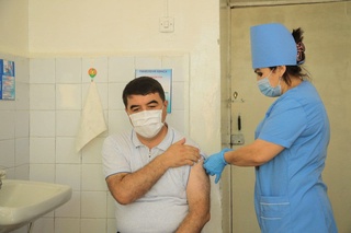 Наманган вилояти ҳокими коронавирусга қарши эмланди