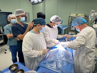 Гипоталам ўсмасини олиб ташлаш билан боғлиқ мураккаб операция муваффақиятли якунланди