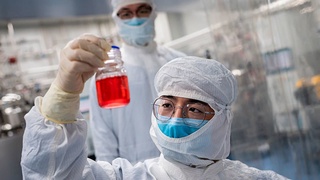 Хитойда қалбаки COVID-вакцинасни сотганлиги учун ўнлаб одамлар ҳибсга олинди