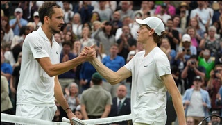 Даниил Медведев в пяти сетах обыграл Янника Синнера и вышел в полуфинал Уимблдона