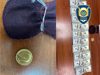 1902-yilda ishlab chiqarilgan oltin tangani sotayotgan shaxslar ushlandi