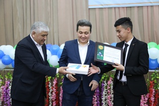 Xalq taʼlimi vaziri Namanganlik oʻquvchi-yoshlar bilan uchrashdi