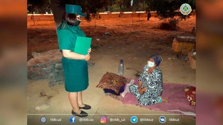 Жизнь под деревом: семейный конфликт привел женщину с детьми в бедственное положение