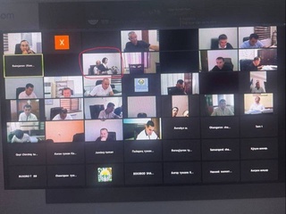 Videoselektorda xodimasini quchoqlab oʻtirgan mansabdor ishdan olindi