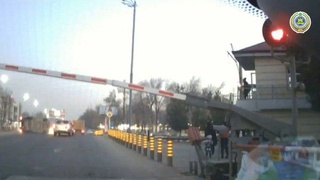 ДТП в Юнусабадском районе: попытка проскочить опускающийся шлагбаум