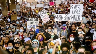 Американская прокуратура ужесточила обвинения против полицейских, причастных к смерти Флойда