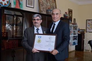 В Баку группа ученых, пропагандирующих узбекский язык и литературу, награждена медалью имени Алишера Навои