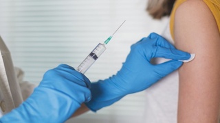 Получить вакцину можно в любой поликлинике или пункте вакцинации