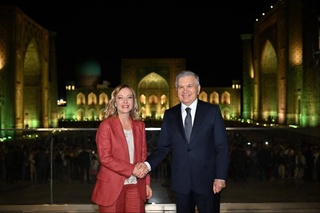 Сарвазири Италия бо ансамбли Регистон ва маҷмааи «Шаҳри абадӣ» шинос шуд