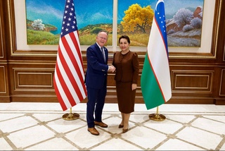 Раиси Сенат бо ҳайати вакилони иёлати Ютаи ИМА вохӯрд