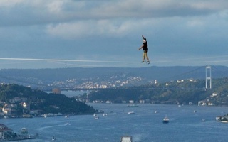 Яан Руз Осиёдан Европа ҳудудига канатда юриб ўтган дунёдаги биринчи одамга айланди