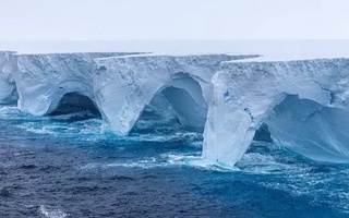 Самый крупный в мире айсберг в форме зуба начал постепенно разрушаться, образуя арки и пещеры