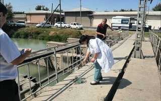 Канал Бозсув окрасился в черный цвет