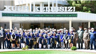 Ota-onalar ishlaydigan ishlab chiqarish korxonasiga sayohat