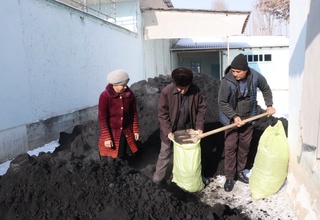 400 нафардан ортиқ эҳтиёжманд хонадонларга кўмир тарқатилмоқда