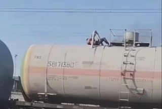 Мужчина получил удар током, забравшись на цистерну на станции Пайтуг