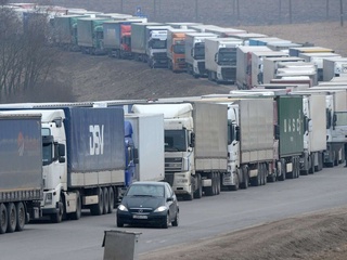Ресей-Беларусь шекарасында Өзбекстанға тиесілі жүк көліктері кептеліп қалды