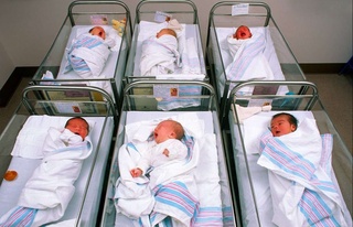 Неліктен әлемде сәбилердің тууы күрт азайды?