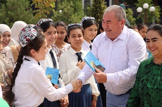 Kitob chang bosib yotishi emas, qoʻlma-qoʻl boʻlishi kerak — Baxtiyor Husanov