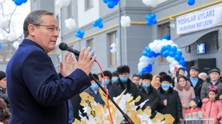 Андижонда турли соҳаларда муваффақиятга эришаётган 60 та ёш оилага янги уйлар топширилди.