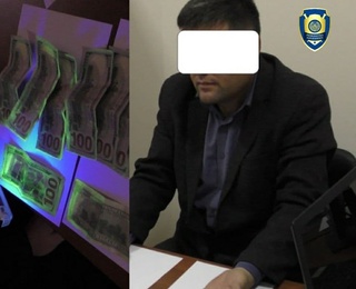 Ургут туманида директор ўринбосари 1 000 доллар олаётган вақтда қўлга тушди