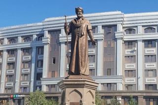 В Астане установлен памятник Алишеру Навои