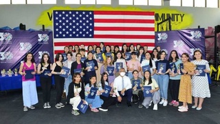 Помощник госсекретаря США посетил курсы самообороны для женщин и девочек в Ташкенте