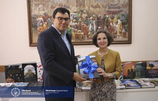 Франция элчиси «Ипак йўли» халқаро туризм университетига қимматбаҳо китоблар совға қилди