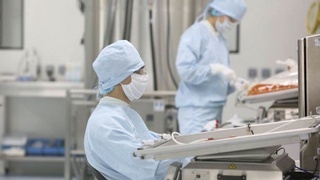 Россияда COVID-19 вакцинаси одамларда синовдан ўтказилди