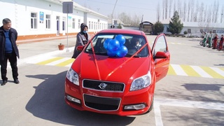 Наманганда автомобиль бошқаришни ўргатувчи уста аёлга «Nexia-3» совға қилинди