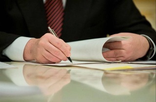 Өзбекстанда пуқаралардың конституциялық әдил судлаўға ерисиў кепилликлери күшейтиледи