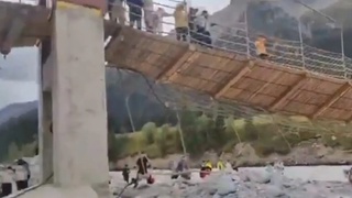 In China, five people died due to an accident on a suspension bridge