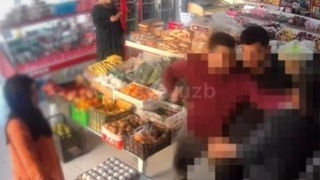 Urgutdagi oziq-ovqat do‘konida pochcha voyaga yetmagan qaynukasini kaltakladi