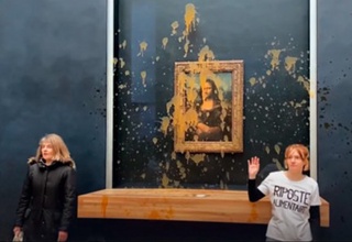 Луврда экофаоллар “Мона Лиза” картинасига шўрва сепиб ташлади