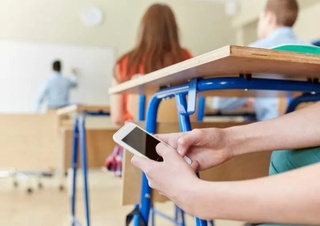 Janubiy Koreya maktablarida smartfonlardan foydalanish taqiqlandi
