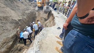 Хандақ қазиш вақтида устига тупроқ кўчиб тушган фуқаронинг ҳаёти сақлаб қолинди