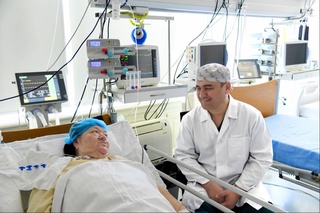 Ноёб операция: Етмиш икки ёшли беморга “келажак авлод аорта клапани” ўрнатилди 