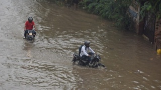 Деҳлида ёққан кучли ёмғир туфайли кўплаб биноларга зарар етди