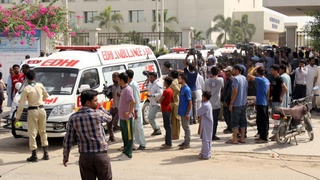 Покистонда автобус ва юк машинасининг тўқнашиб кетиши оқибатида камида 20 киши ҳалок бўлди